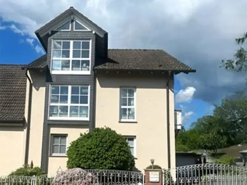 Zweifamilienhaus mit kleinem Garten in beliebter Lage