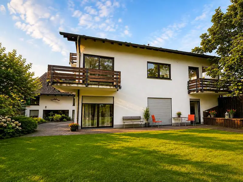 Freistehendes Wohnhaus Glattbach: Garteinansicht