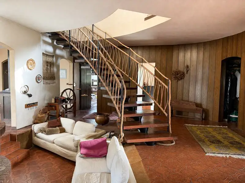 Freistehendes Wohnhaus Glattbach: Kaminbereich Treppe